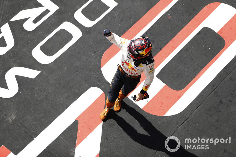 Max Verstappen, Red Bull Racing, 2ª posición, celebra en el Parc Ferme