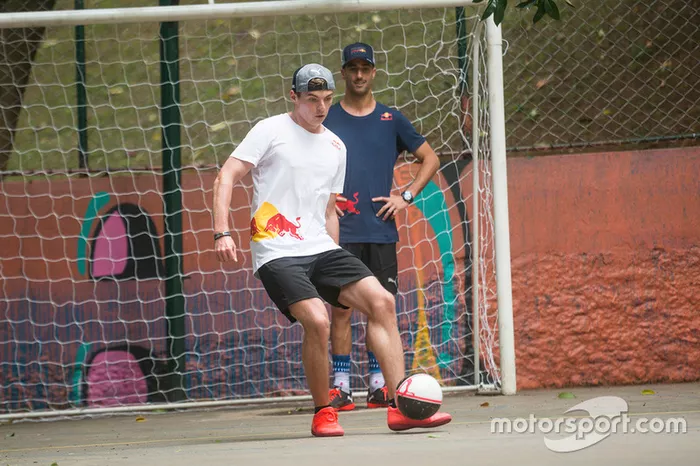 Max Verstappen y Daniel Ricciardo, Red Bull Racing juegan Futsal en Brasil