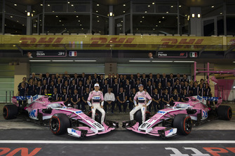 Esteban Ocon, Racing Point Force India e Sergio Perez, Racing Point Force India, nella foto di gruppo del team Racing Point Force India F1