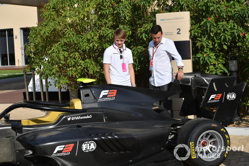 Billy Monger y Will Buxton, Presentador de TV mirando la nueva Serie F3 GP3