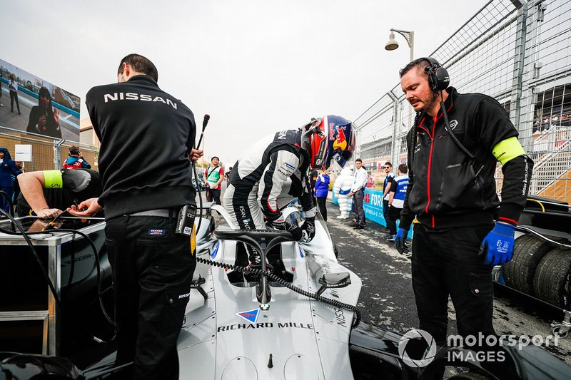 Sébastien Buemi, Nissan e.Dams climbs out of his Nissan IMO1