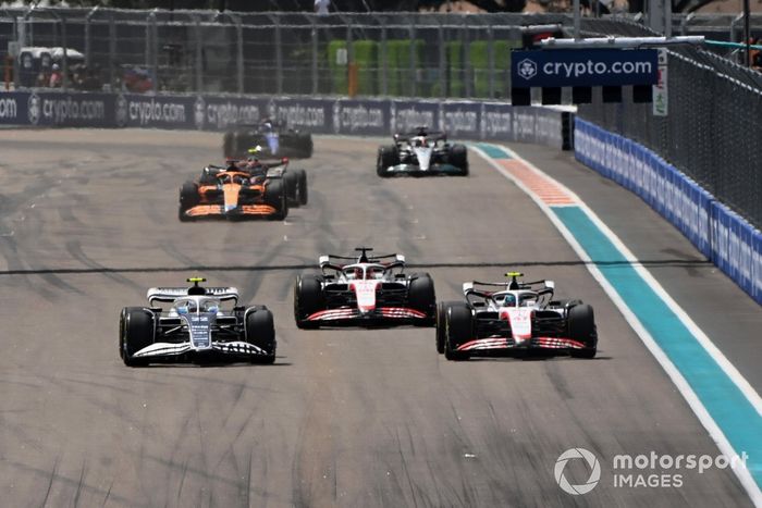 Yuki Tsunoda, AlphaTauri AT03, lucha con Mick Schumacher, Haas VF-22, Kevin Magnussen, Haas VF-22