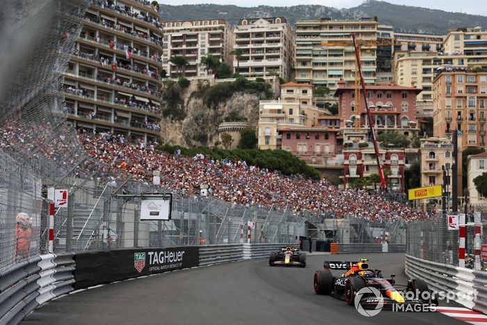 Sergio Pérez, Red Bull Racing RB18, lidera a Max Verstappen, Red Bull Racing RB18