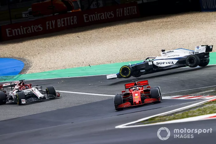 Sebastian Vettel, Ferrari SF1000, Kimi Raikkonen, Alfa Romeo Racing C39 y George Russell, Williams FW43 accidente