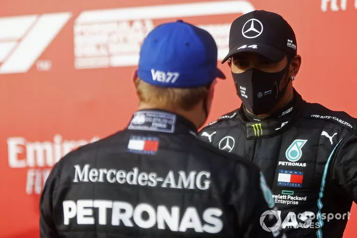 Segundo lugar Valtteri Bottas, Mercedes-AMG F1y el ganador Hamilton, Mercedes-AMG F1 celebran en Parc Ferme 