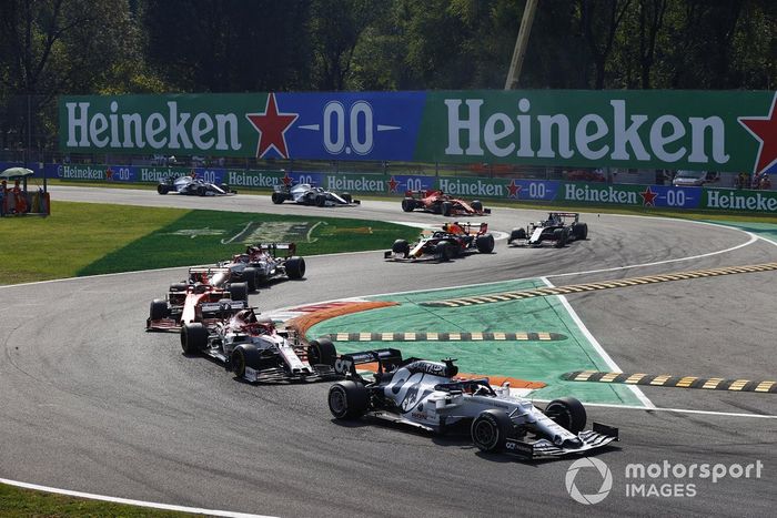 Daniil Kvyat, AlphaTauri AT01, Kimi Raikkonen, Alfa Romeo Racing C39, Charles Leclerc, Ferrari SF1000, Antonio Giovinazzi, Alfa Romeo Racing C39, al inicio