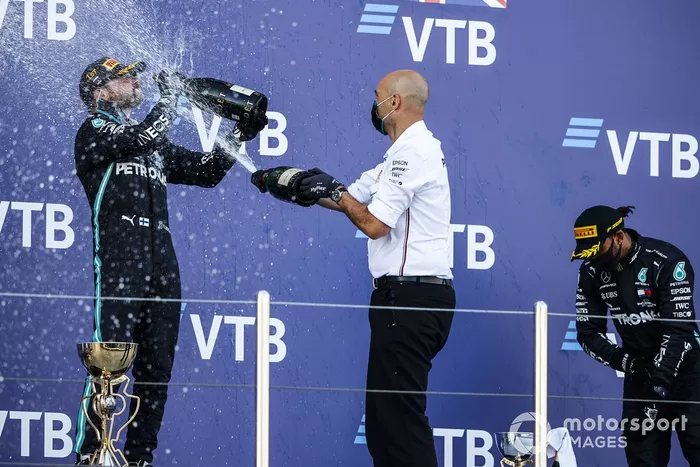 Podio: ganador de la carrera Valtteri Bottas, Mercedes-AMG F1, tercer lugar Lewis Hamilton, Mercedes-AMG F1