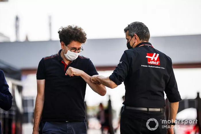 Mattia Binotto, director de Ferrari y Guenther Steiner, director de Haas F1 