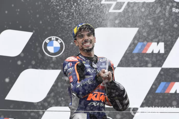 Podio: ganador de la carrera Miguel Oliveira, Red Bull KTM Tech 3