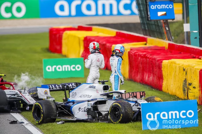 George Russell, Williams FW43 y Antonio Giovinazzi, Alfa Romeo Racing C39, ambos empiezan a salir de sus automóviles después de chocar en la pista