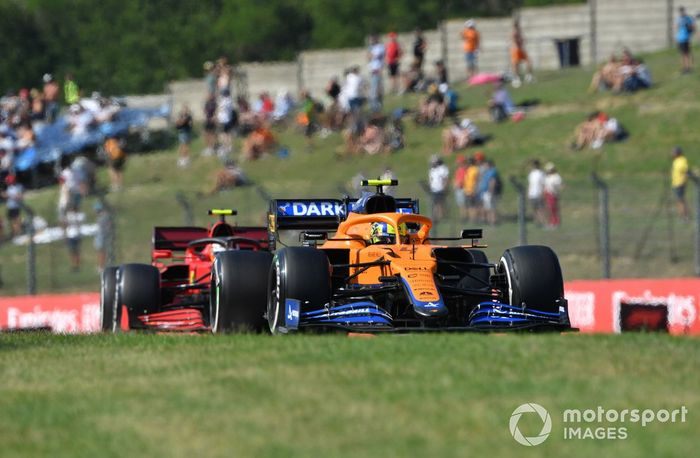 Lando Norris, McLaren MCL35M, Carlos Sainz Jr., Ferrari SF21