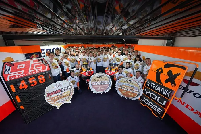 Marc Márquez, Repsol Honda Team, Jorge Lorenzo, Repsol Honda Team celebran con el equipo