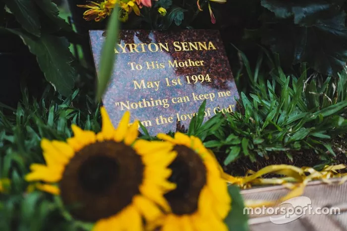 Targa commemorativa accanto alla lapide di Ayrton Senna