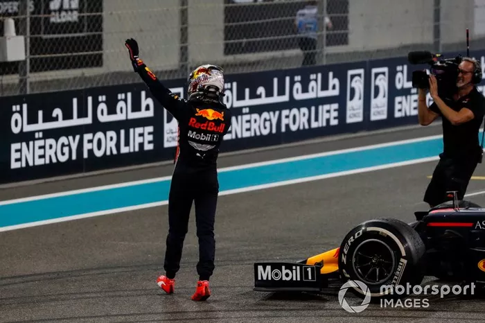 Max Verstappen, Red Bull Racing, secondo classificato, saluta i fan dopo la gara