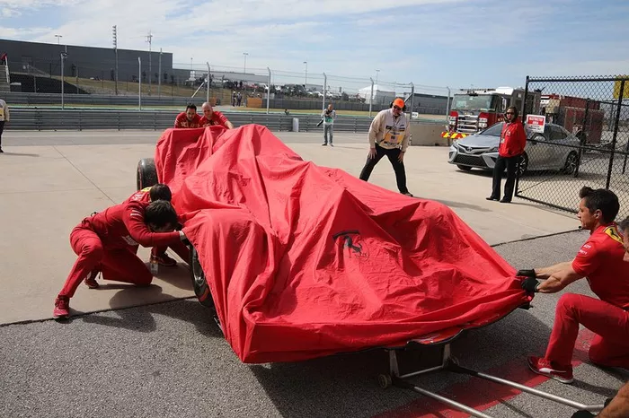 Auto di Charles Leclerc, Ferrari SF90 torna in pitlane