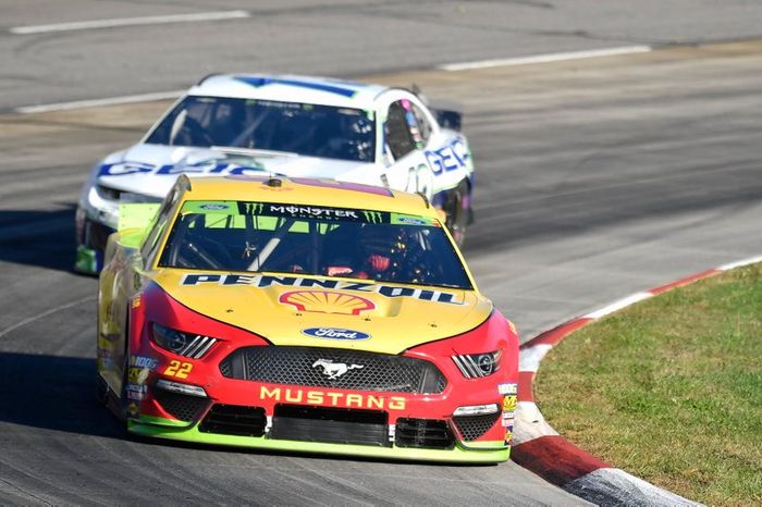 Joey Logano, Team Penske, Ford Mustang Shell Pennzoil, Ty Dillon, Germain Racing, Chevrolet Camaro GEICO