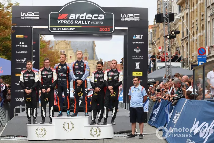 Podio: Ganadores Ott Tanak, Martin Jarveoja, Hyundai World Rally Team Hyundai i20 N Rally1, segundo lugar Elfyn Evans, Scott Martin, Toyota Gazoo Racing WRT Toyota GR Yaris Rally1, tercer lugar Esapekka Lappi, Janne Ferm, Toyota Gazoo Racing WRT Toyota GR Yaris Rally1