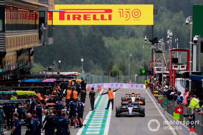 Nicholas Latifi, Williams FW44, Lando Norris, McLaren MCL36, en el pit lane