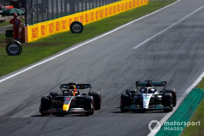 Max Verstappen, Red Bull Racing RB18, lucha con George Russell, Mercedes W13