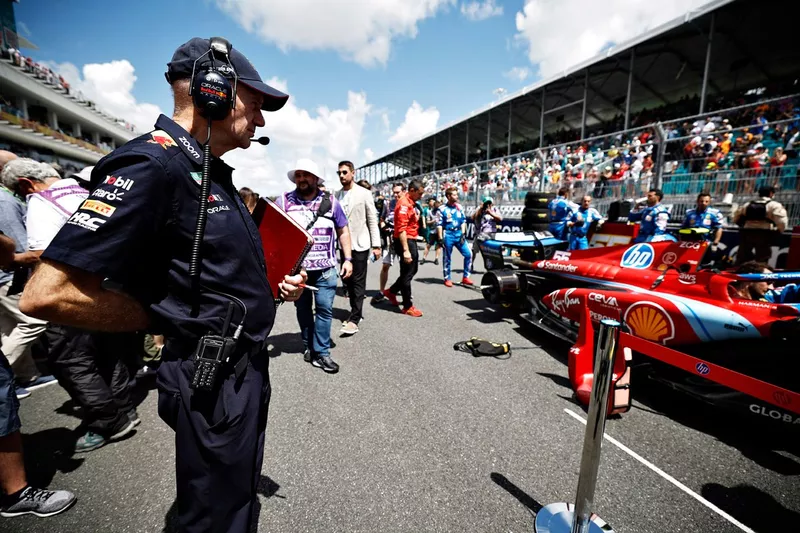 Adrian Newey, Chief Technology Officer, Red Bull Racing, inspecte la voiture de Charles Leclerc, Ferrari sur la grille.