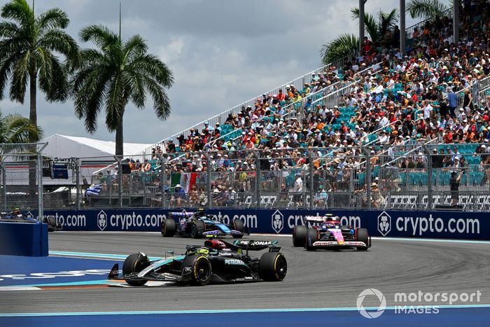 Sir Lewis Hamilton, Mercedes F1 W15, lidera Yuki Tsunoda, VCARB 01, y Logan Sargeant, Williams FW46