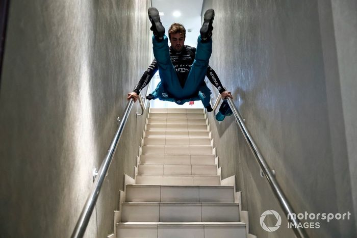 Fernando Alonso, Aston Martin F1 Team, se balancea en las barandillas