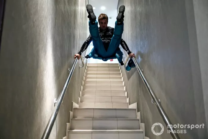 Fernando Alonso, Aston Martin F1 Team, se balancea en las barandillas