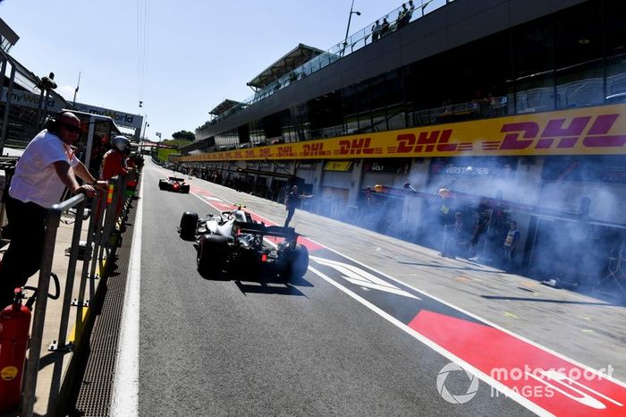 Coche de Valtteri Bottas, Mercedes AMG W10 fuma en el pit lane