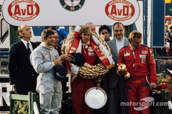 James Hunt, vencedor, Jody Scheckter, 2°, y Jochen Mass, 3°