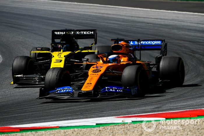 Carlos Sainz Jr., McLaren MCL34, Daniel Ricciardo, Renault F1 Team R.S.19