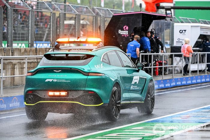 El coche médico en el pit lane