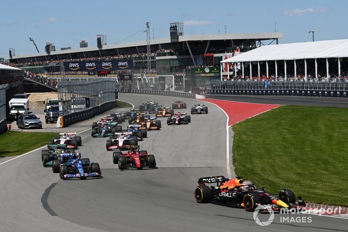 Max Verstappen, Red Bull Racing RB18, Fernando Alonso, Alpine A522, Carlos Sainz, Ferrari F1-75, Lewis Hamilton, Mercedes W13, Kevin Magnussen, Haas VF-22, el resto en la salida