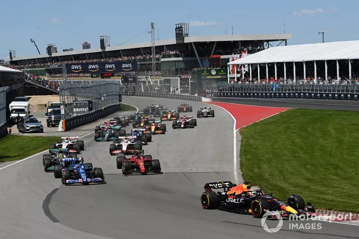 Max Verstappen, Red Bull Racing RB18, Fernando Alonso, Alpine A522, Carlos Sainz, Ferrari F1-75, Lewis Hamilton, Mercedes W13, Kevin Magnussen, Haas VF-22, el resto en la salida