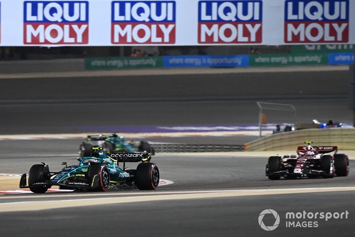 Nico Hulkenberg, Aston Martin AMR22, Guanyu Zhou, Alfa Romeo C42, Lance Stroll, Aston Martin AMR22