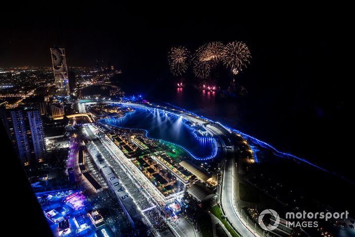 Los fuegos artificiales iluminan el circuito al final de la carrera