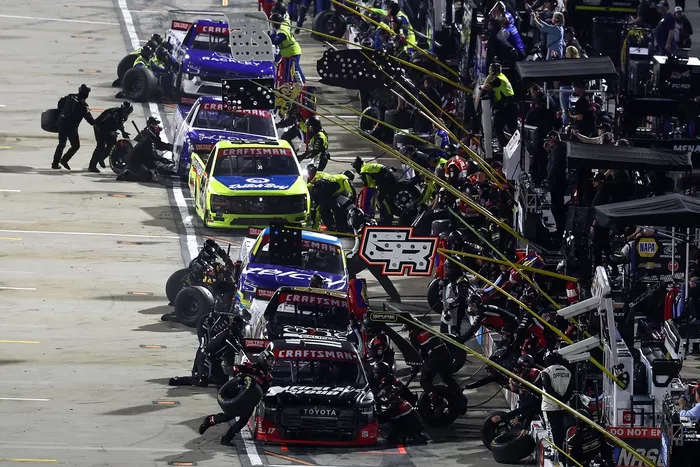 General view of the pit road