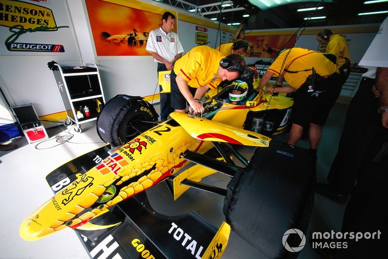 ガレージでメカニックが調整を行うジャンカルロ・フィジケラ（ジョーダン197プジョー）。