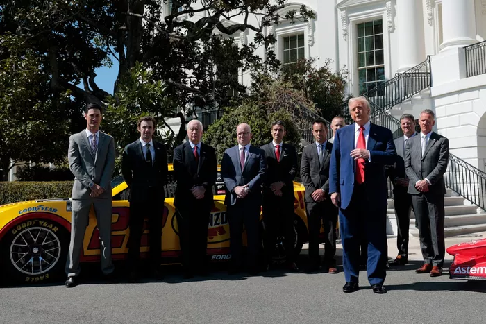 Amerikaanse president Donald Trump, Roger Penske, NASCAR-commissaris Steve Phelps en NASCAR-voorzitter Steve O'Donnell, Joey Logano, Ryan Blaney