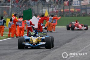 El ganador de la carrera Fernando Alonso, Renault R25