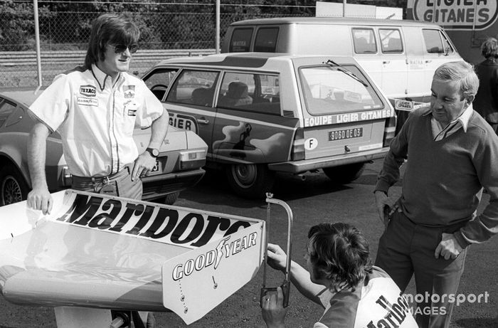 Puede parecer un poco extraño para los estándares modernos, pero para cumplir con las reglas, un mecánico usaba una sierra para cortar una parte del endplate del del alerón trasero.
