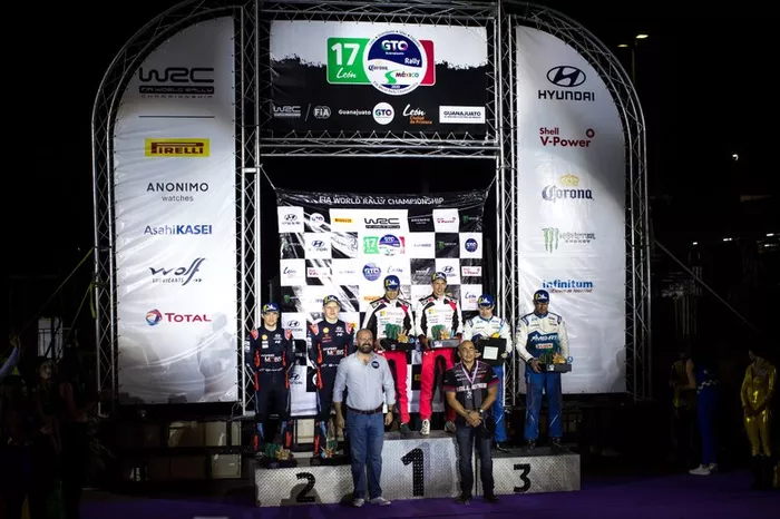 Podio: los ganadores Sébastien Ogier, Julien Ingrassia, Toyota Gazoo Racing WRT Toyota Yaris WRC, segundos Ott Tänak, Martin Järveoja, Hyundai Motorsport Hyundai i20 Coupe WRC, y terceros Teemu Suninen, Jarmo Lehtinen, M-Sport Ford WRT Ford Fiesta WRC
