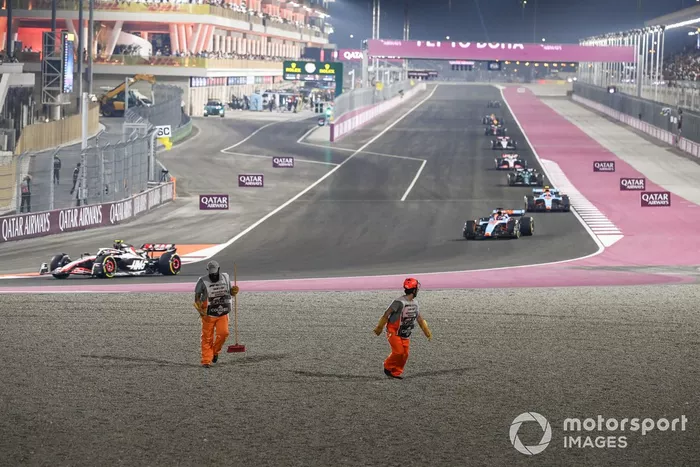 Nico Hulkenberg, Haas VF-23, Alex Albon, Williams FW45, Logan Sargeant, Williams FW45, mientras los comisarios pasan por una trampa de grava para despejar