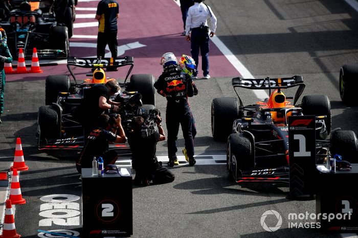 Sergio Pérez, Red Bull Racing, 2ª posición, Max Verstappen, Red Bull Racing, 1ª posición, se felicitan mutuamente en Parc Ferme