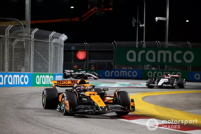 Oscar Piastri, McLaren MCL60, Liam Lawson, AlphaTauri AT04