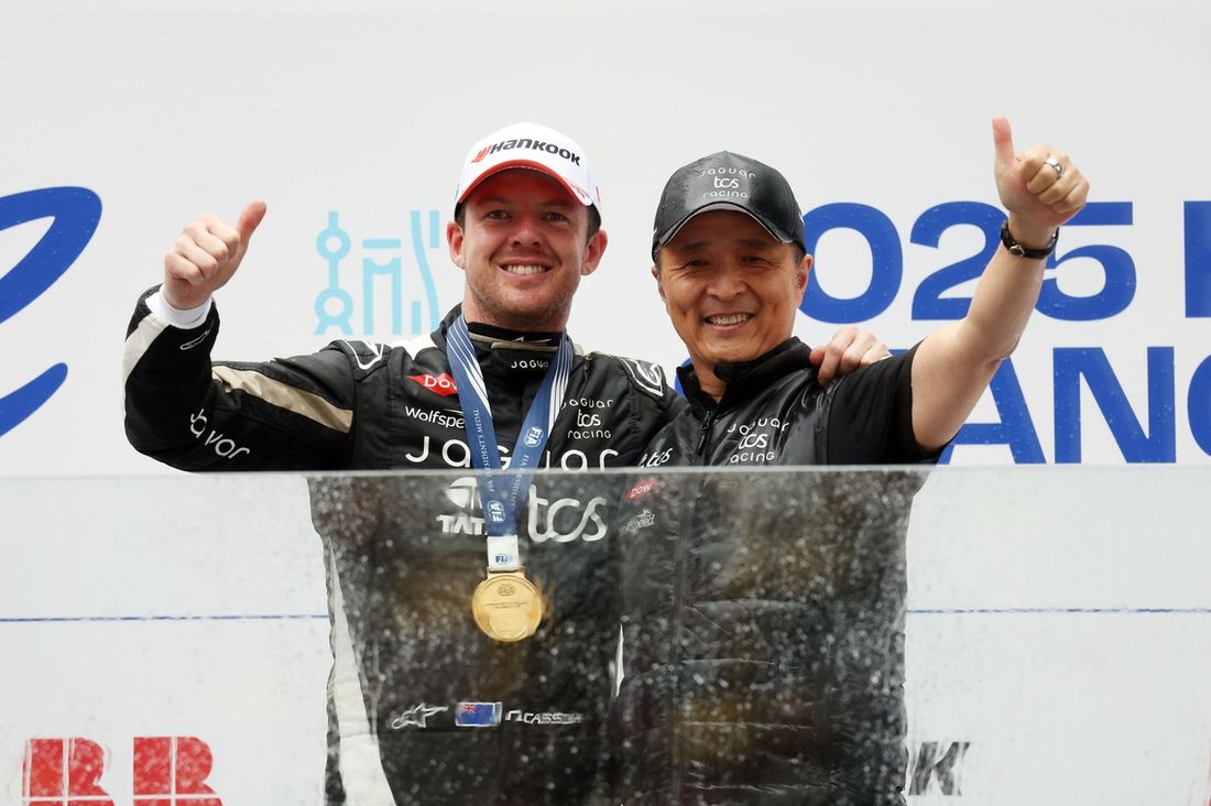 Podio: Nick Cassidy, ganador de la carrera, Jaguar TCS Racing, Nobi Lee, CEO de Jaguar Huang