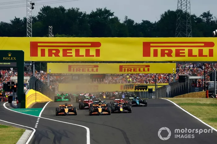 Lando Norris, McLaren MCL38, Max Verstappen, Red Bull Racing RB20, Oscar Piastri, McLaren MCL38, Fernando Alonso, Aston Martin AMR24, Charles Leclerc, Ferrari SF-24, Carlos Sainz, Ferrari SF-24, el resto de la parrilla en la salida.