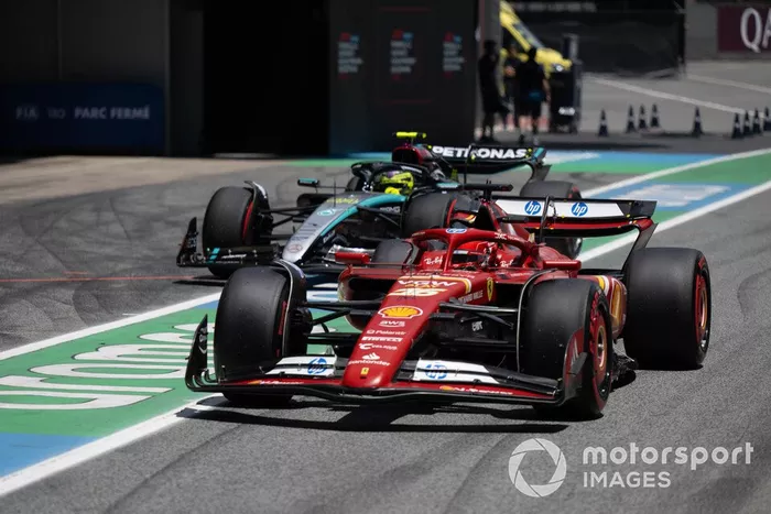 Charles Leclerc, Ferrari SF-24, Lewis Hamilton, Mercedes F1 W15, en boxes