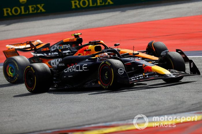 Max Verstappen, Red Bull Racing RB20, lucha con Lando Norris, McLaren MCL38