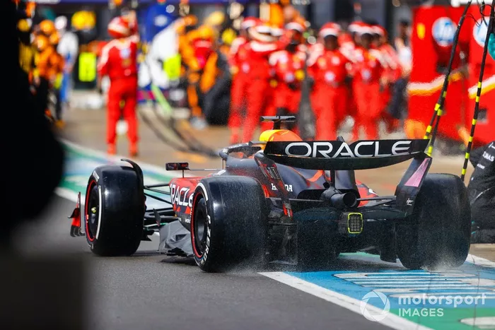 Max Verstappen, Red Bull Racing RB20, sale de su box tras una parada