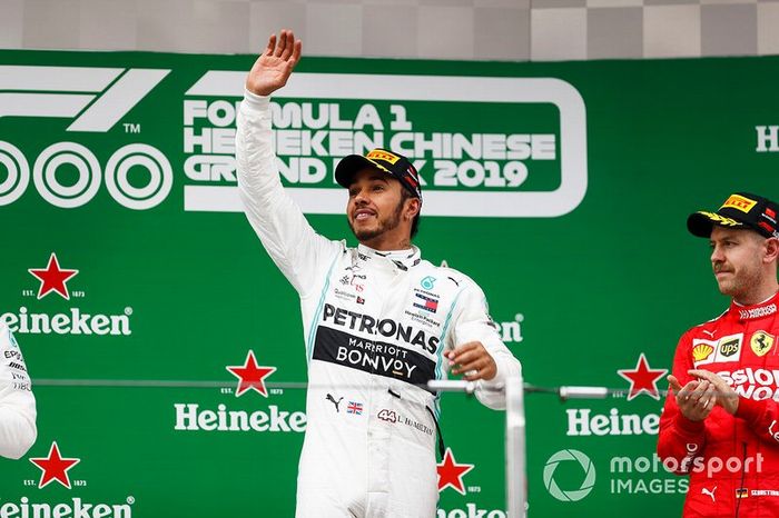 Lewis Hamilton, Mercedes AMG F1 celebra en el podio con Vettel